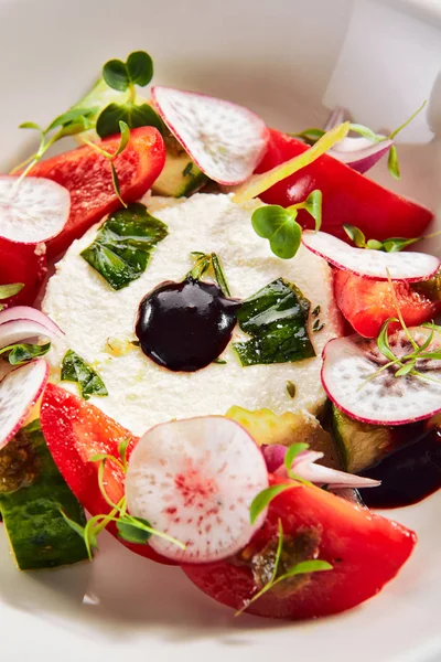 Insalata di verdure fresche e ricotta con erbe aromatiche — Foto Stock