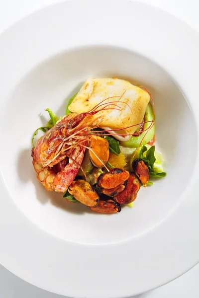 Exquisite Serving Warm Salad with Seafood and Avocado — Stock Photo, Image