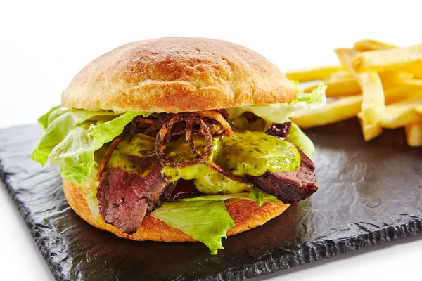 Hambúrguer Carne Assada Clássico Com Mostarda Cebolas Fritas Alface Molho — Fotografia de Stock