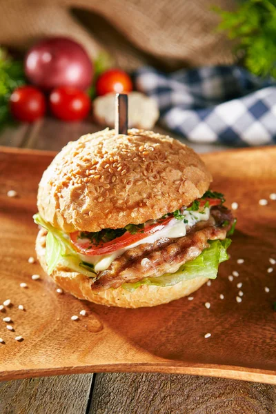 Burger Grill Restaurant Menu Delicioso Hambúrguer Bacon Placa Madeira Mesa — Fotografia de Stock