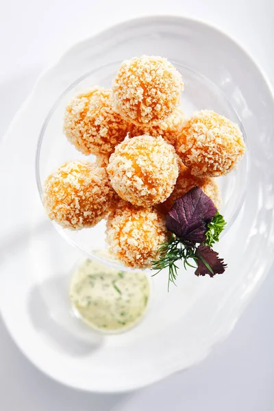 Bolas de queso empanado con mozzarella, requesón y sarro —  Fotos de Stock