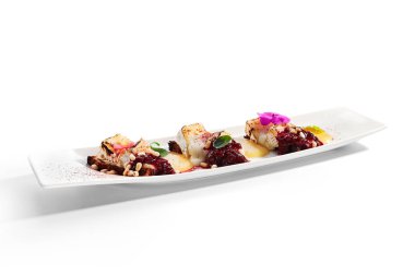 Stracciatella peynirli pancar carpaccio.