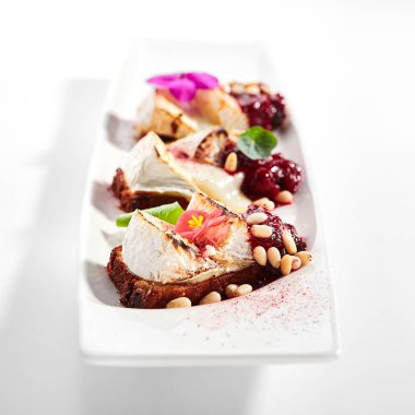 Stracciatella peynirli pancar carpaccio.