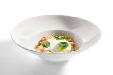 Ispanaklı Ravioli, konserve ve peynirli espuma.