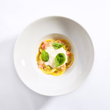 Ispanaklı Ravioli, konserve ve peynirli espuma.