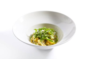 Tavşan soslu Tortellini ve roka. Yakın çekim.