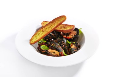 Kırmızı soslu midye üst görünüm