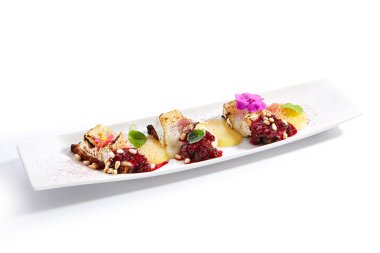 Stracciatella peynirli pancar carpaccio yakından.