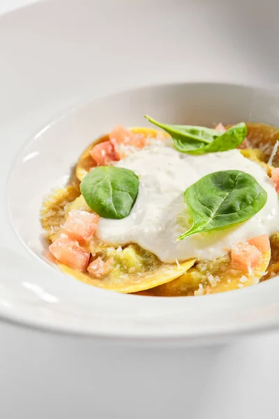 Ravioli met spinazie, concasse en kaas espuma — Stockfoto