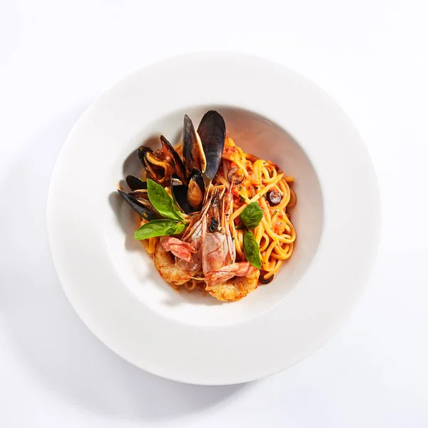 Deliciosos espaguetis con mariscos y tomates —  Fotos de Stock