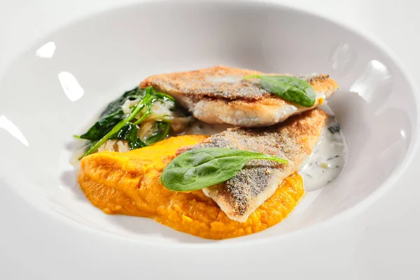 Cod fillet with pumpkin puree and spinach — Stock Photo, Image