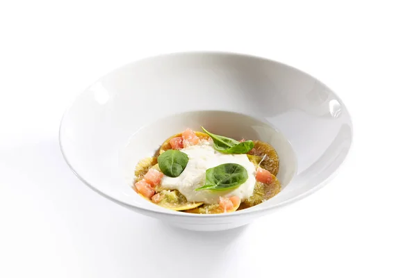 Ravioli con spinaci, concasse e formaggio espuma primo piano — Foto Stock