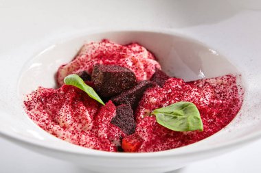 Pişmiş pancar ve keçi peyniri espuma aperatifi. 