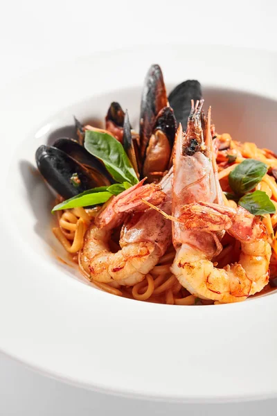 Leckere Spaghetti mit Meeresfrüchten und Tomaten — Stockfoto