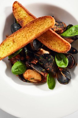 Kırmızı soslu midye.