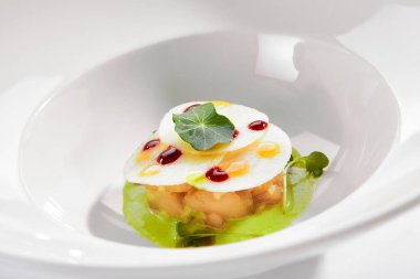 Mozzarella ile Pesto Soslu Nefis Servis Tarağı