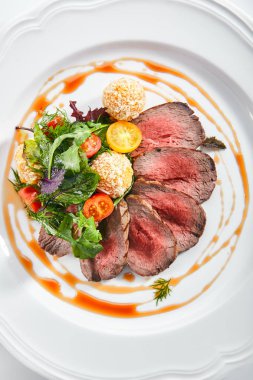 Yeşil Mix ve Patates Topları ile Orta Nadir Rosto Sığır