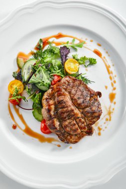Beyaz Lokanta Tabağı karışık salata ile Domuz Boyun Biftek