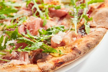 Lezzetli parma jambon ve enginar pizza closeup