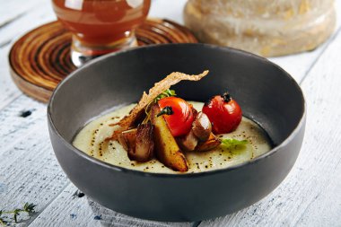 Sarımsaklı ve Kirazlı Domatesli Lezzetli Mantar Çorbası