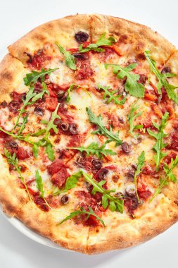 Ton balığı ile Pizza, kalamata zeytin ve tatlı biber üst görünümü