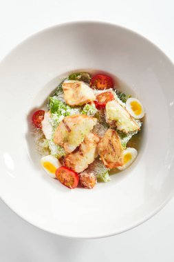 Tavuk fileto üst görünümü ile lezzetli sezar