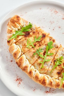 Jambon ve domates üst görünümü ile Lezzetli quesadilla