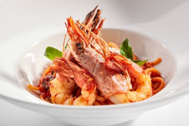 Tütsülenmiş kırmızı biber soslu karides linguini