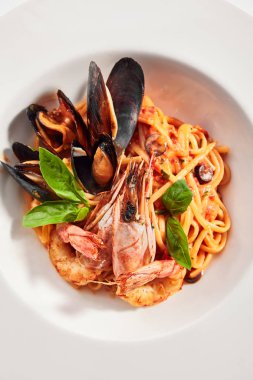 Lezzetli spagetti, deniz ürünleri ve domatesli. 
