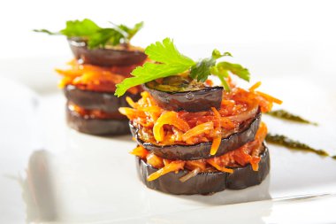 Patlıcan ve Havuç Izole ile Veggie Millefeuille