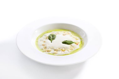 Mozzarella mus üst görünümü ile yeşil bezelye krema çorbası