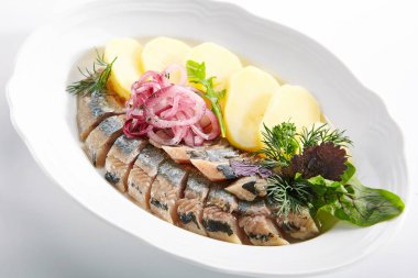 Soğan ve Patates İzole ile Çiğ Tuzlu Soused Ringa Balığı