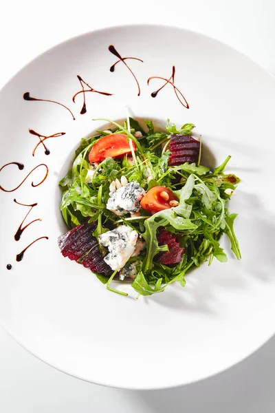 Beetroot Salad with Rucola, Gorgonzola Cheese, Arugula and Tomat — Stock Photo, Image