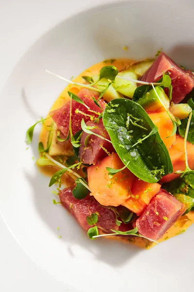 Ensalada de filete de atún en salsa de papaya picante aislada — Foto de Stock