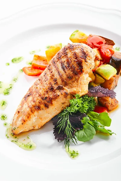 Macro Shot of Grilled Chicken Fillet with Side Dish of Baked Veg — Stock Photo, Image