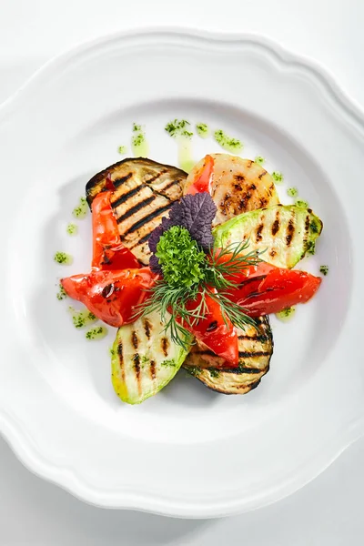 White Restaurant Plate of Grilled Vegetables and Fresh Greens Is — Stock Photo, Image