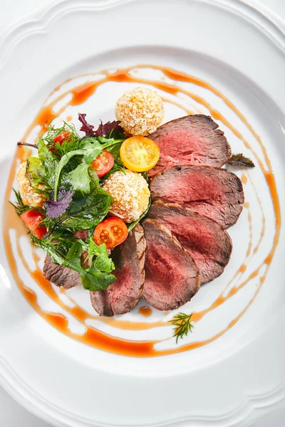 Carne asada mediana rara con mezcla verde y bolas de patata — Foto de Stock