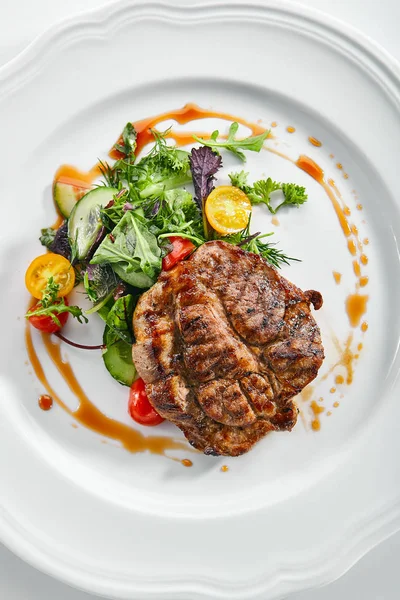 Sertés nyak steak vegyes salátával, fehér Restaurent Plate — Stock Fotó