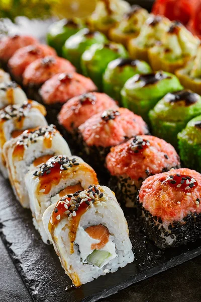 Pyszne Azjatyckie jedzenie, roll, Sushi i Gunkan zestaw — Zdjęcie stockowe