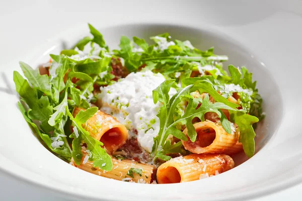 Rigatoni en salsa de tomate y queso stracciatella —  Fotos de Stock