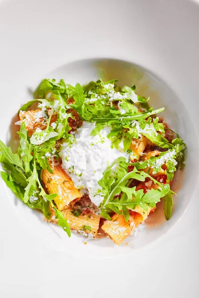 Rigatoni in salsa di pomodoro e stracciatella vista dall'alto — Foto Stock