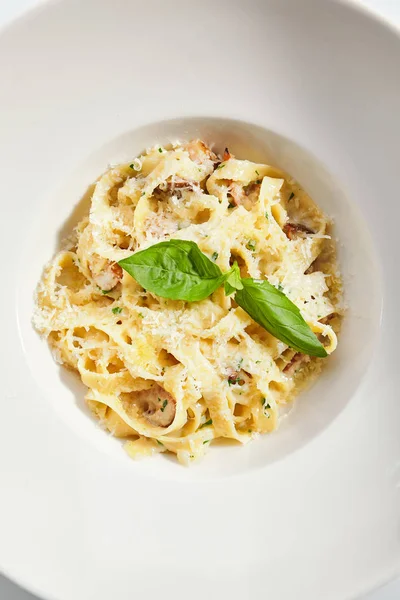 Köstliche Tagliatelle mit Steinpilzen von oben — Stockfoto