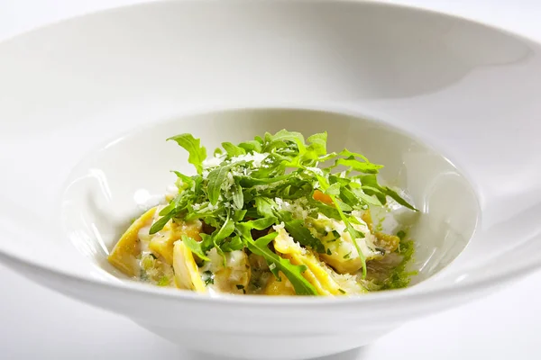 Tortellini with rabbit meat pesto sauce and arugula — Stock Photo, Image