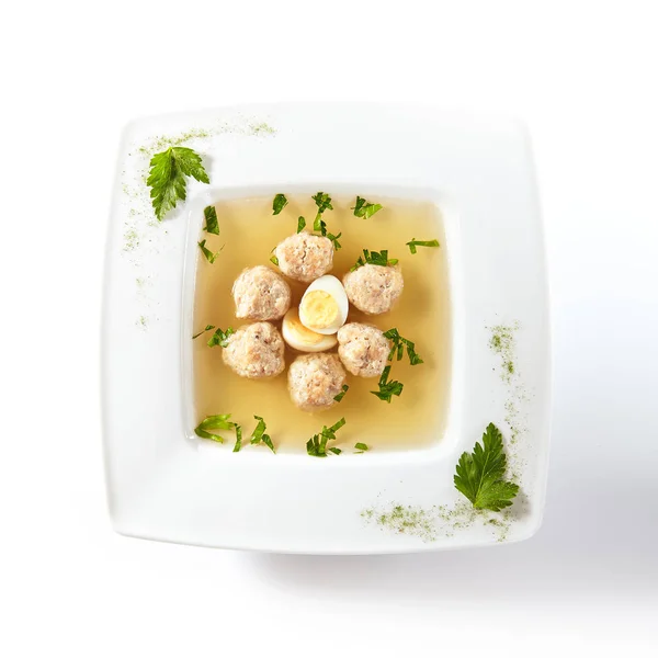 Sopa de pollo con albóndigas decoradas con huevo de codorniz hervido —  Fotos de Stock