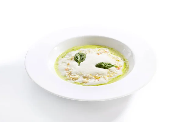 Green pea cream soup with mozzarella mousse top view — Stock Photo, Image