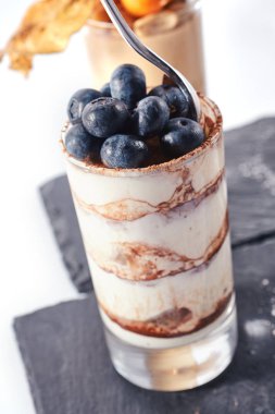 Yüksek cam İtalyan tiramisu tatlı
