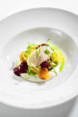 Trüf ve Yengeç ile Nefis Hizmet Avokado Salatası