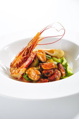 Deniz ürünleri ve Avokado ile nefis sıcak salata servisi.