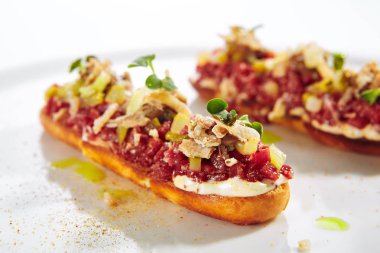 Siyah Sarımsak Kremaizole ile Tost Üzerinde Sığır Tartar