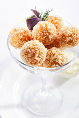 Mozzarella, Köy Peyniri ve Tatarlı Ekmekli Peynir Topları 